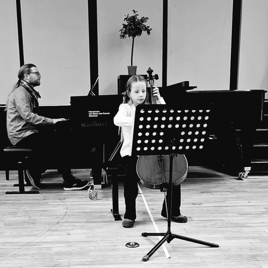 Jugend Musiziert Gewinnerin Mia Zopf mit Florian Riebesel am Klavier